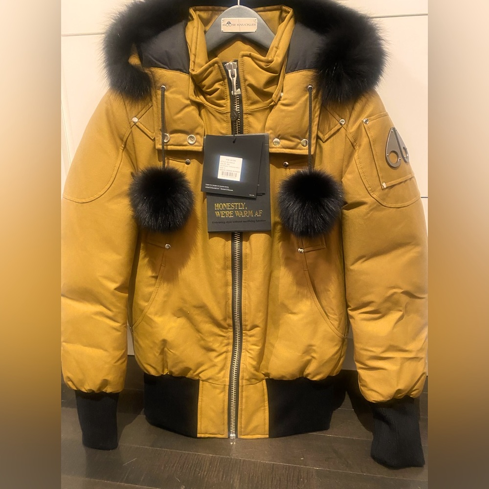 Moose Knuckles women’s Debbie Bomber size small never worn brand new.